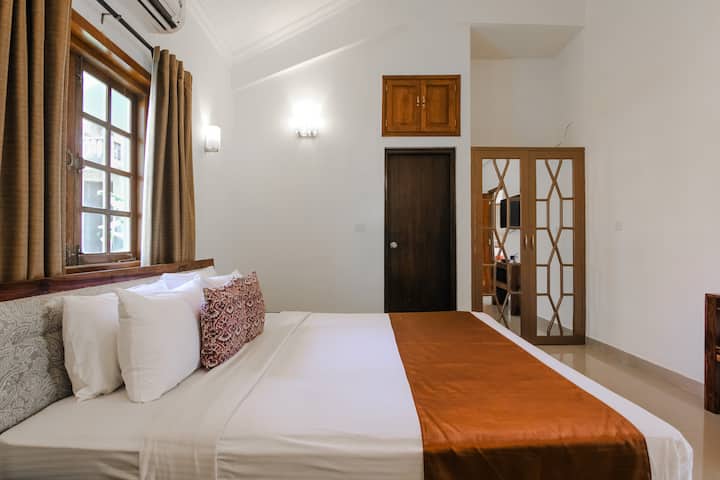 En-suite Bedroom with Kind Bed