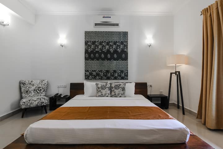 En-suite Bedroom with King Bed