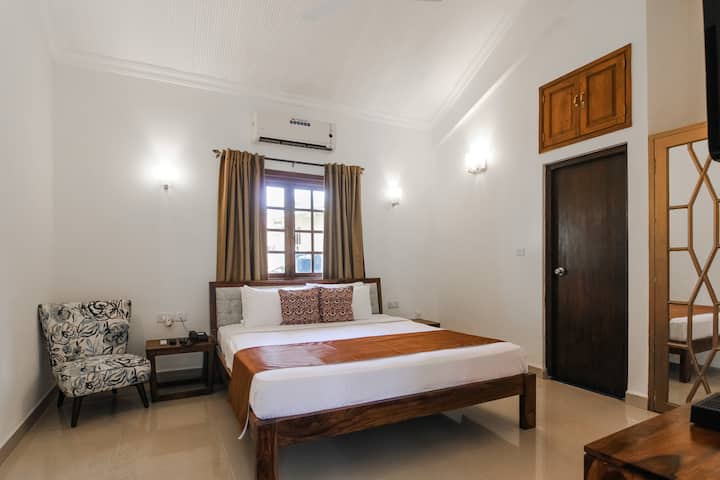 En-suite Bedroom with King bed