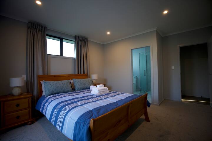 Camera matrimoniale con bagno en-suite