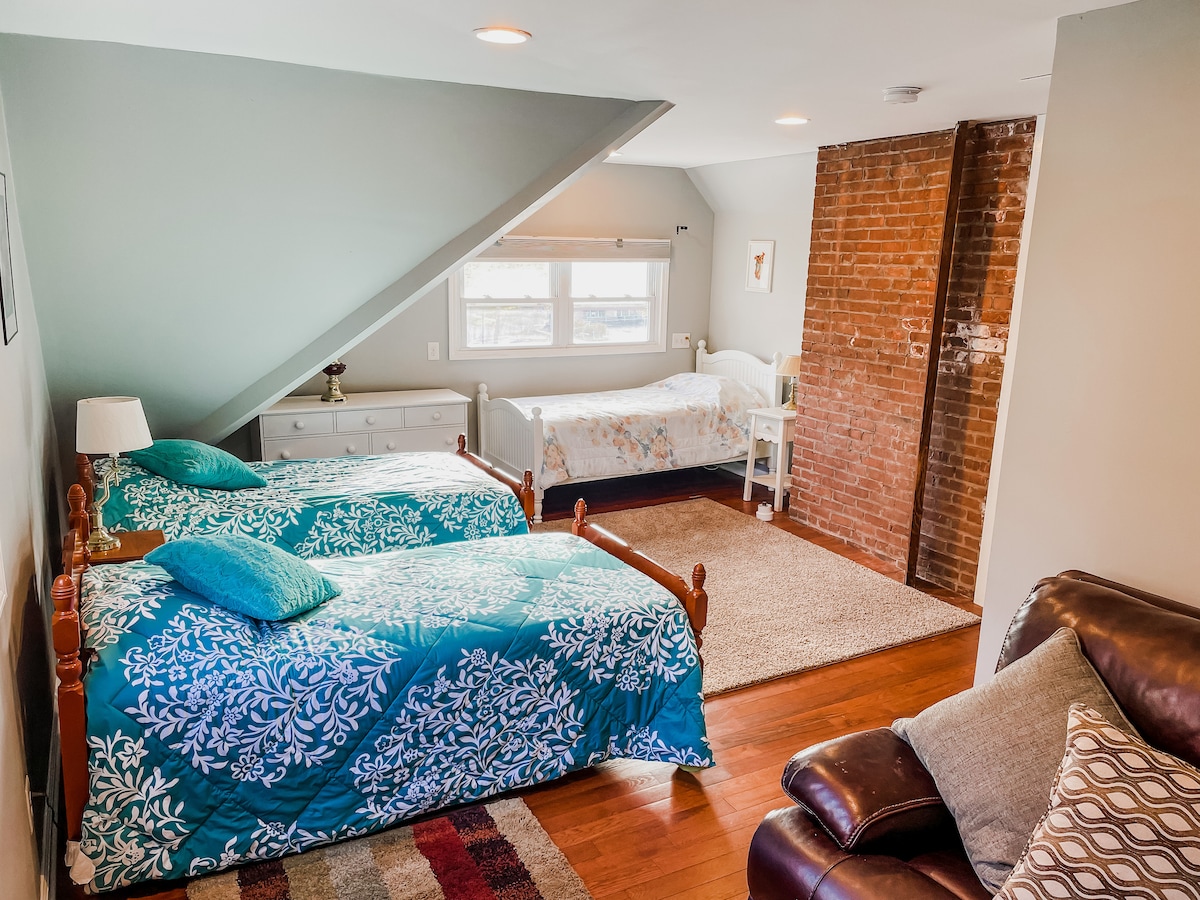 Chumba cha kulala cha nne cha kipekee kwenye ghorofa ya tatu na dari zilizo wazi na zilizopandwa, kutoa vitanda vitatu  zaidi na kochi kubwa la watoto, jamaa na marafiki katika sherehe yako kubwa ya kusafiri.