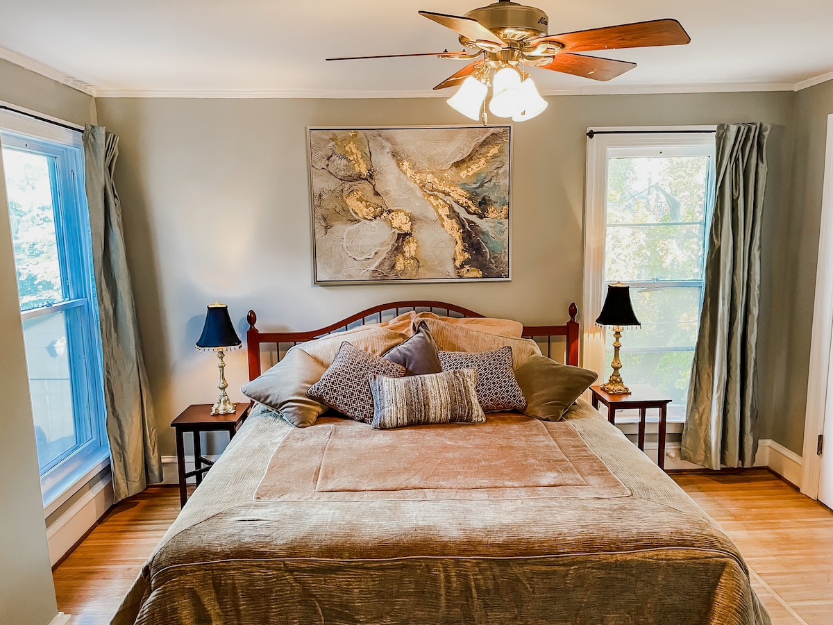 Chumba kikubwa cha kulala cha ghorofa ya pili kilicho na kitanda kizuri, kitanda cha ukubwa wa King, sakafu ya mbao ngumu na mifereji ya rangi nyeusi. Furahia usingizi wa kupumzika baada ya siku ndefu ya kuona.