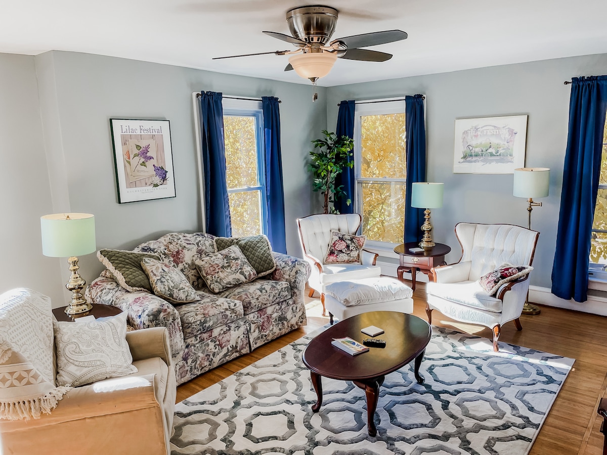 Karibu kwenye nyumba yako ya starehe mbali na nyumbani katika Jiji la Kihistoria la Rochester.  Kutembea umbali wa George Eastman House, Rochester Museum and Science Center na Eastman Theatre.
