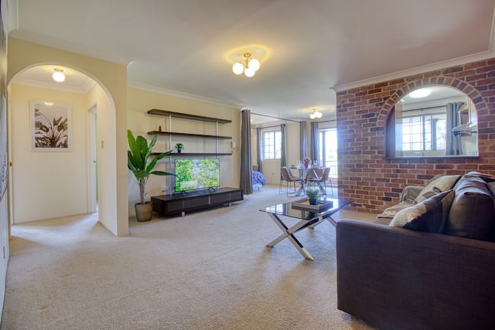 Chic 3-br Apt in Parramatta Centre & Free Parking