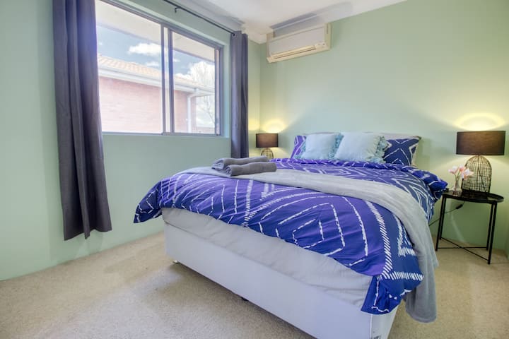 Chic 3-br Apt in Parramatta Centre & Free Parking