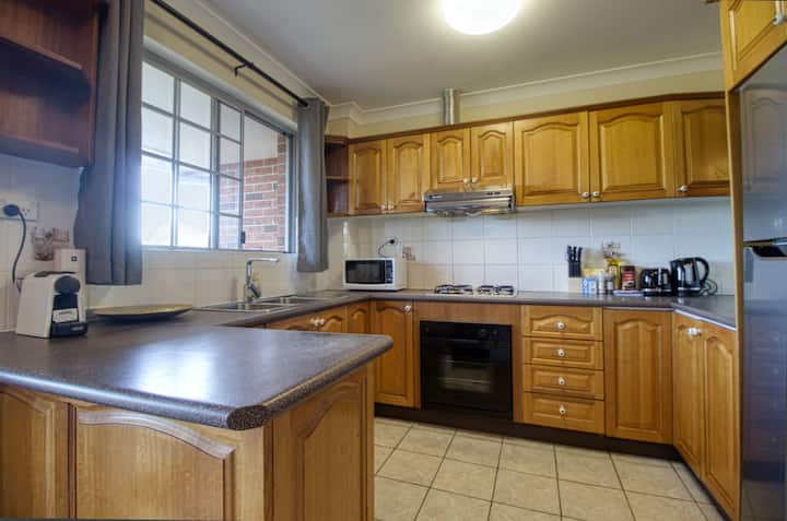 Chic 3-br Apt in Parramatta Centre & Free Parking