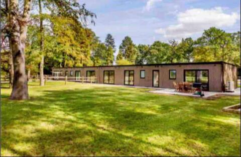 Modern 8 bedroom property - great social space