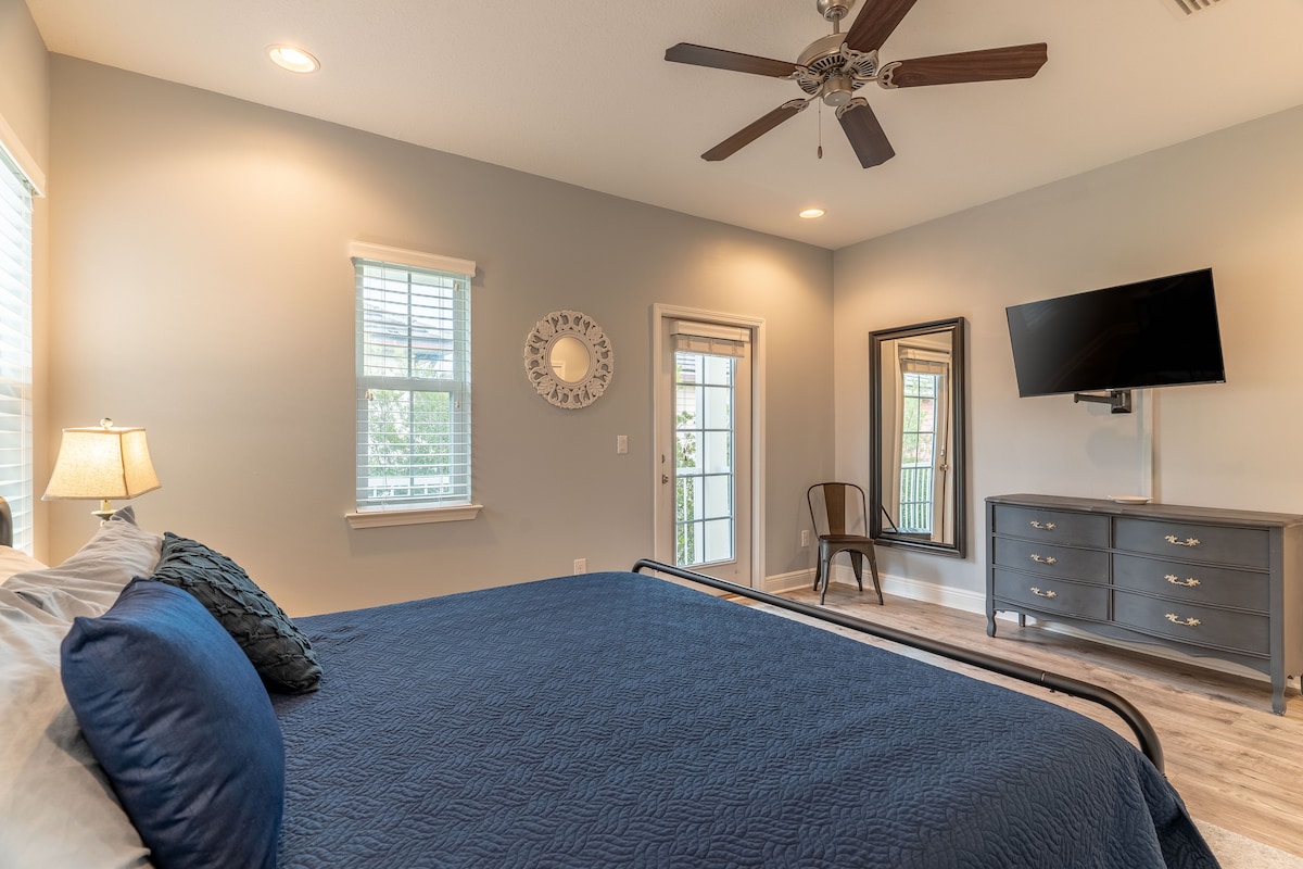 Насладете се на спокойствието и тишината в спокойния си майстор на горния етаж с прилежаща главна баня и голяма разходка в килера