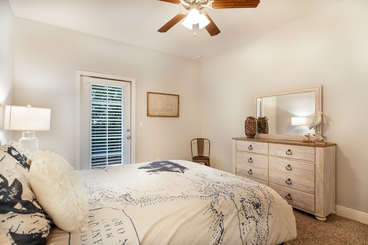 Двойна стая на долния етаж с вътрешен двор от врата до заден двор