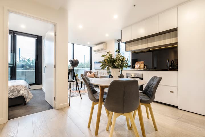 Little French Apartment With Wrap-around Balcony - St Kilda