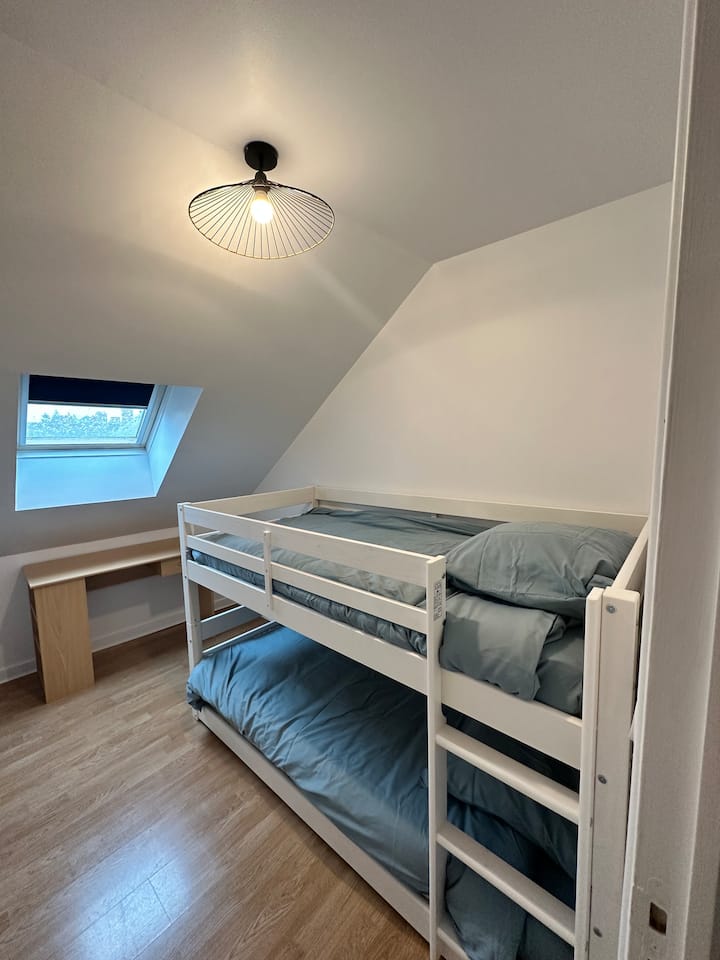 Poschodová posteľ, klimatizácia, písací stôl