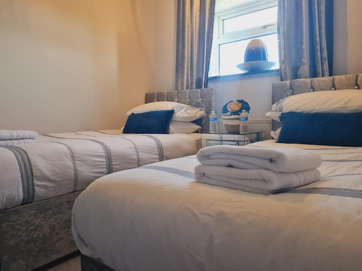 Nuestro dormitorio doble ofrece a dos huéspedes una estancia moderna y cómoda. También hay sábanas cómodas.