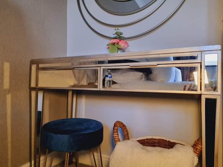 Vestidor para el dormitorio principal con una manta esponjosa y adorable.