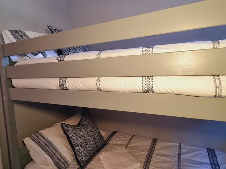 El dormitorio 3. tiene ropa de cama cómoda de calidad del colchón también.  
