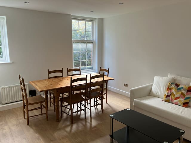 Beautiful modern flat opposite Euston gallery image 3