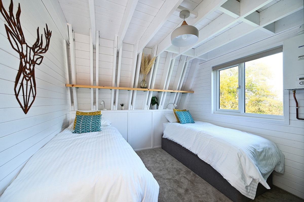 Twin beds in the back room (can be combined into king size bed)