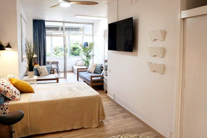 Има 55 - инчов смарт телевизор и бърз оптичен интернет за ваше ползване.