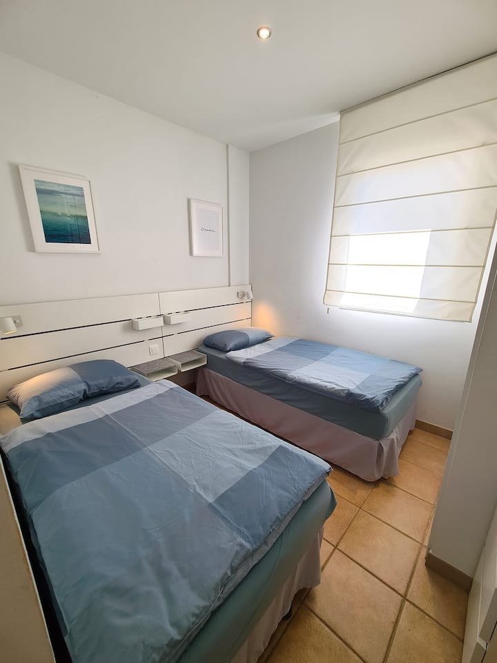 Die beiden Einzelbetten in Schlafzimmer 2 (in unserem Fall das Kinderzimmer) können bei Bedarf auch zum Doppelbett zusammengeschoben werden. Die Konsolen können dann nach außen gehängt werden.
