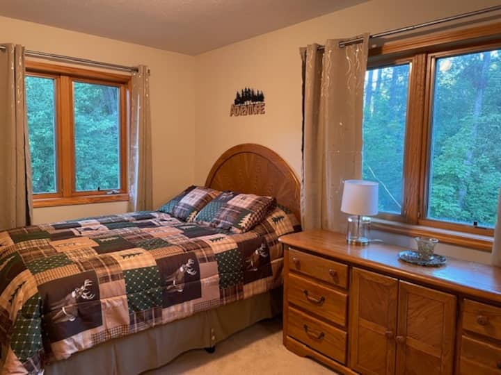 Საძინებელი №2 - მეორე სართულზე საწოლით Queen