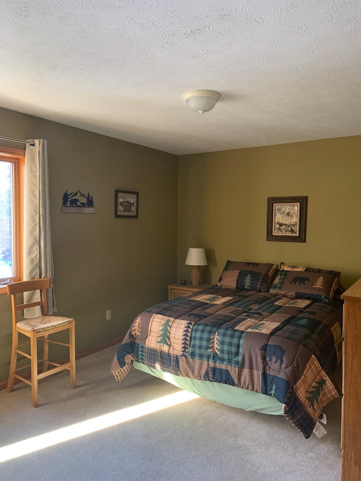 Საძინებელი №3 - მეორე სართულზე, დიდი საწოლით