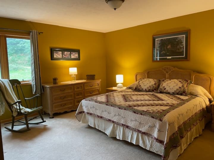 Საძინებელი №1 - მთავარ სართულზე დიდი ზომის საწოლით