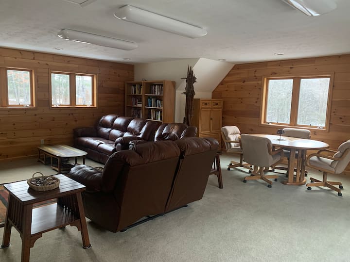 Საოჯახო/ტელევიზორი/სათამაშო ოთახი ზემოთ.