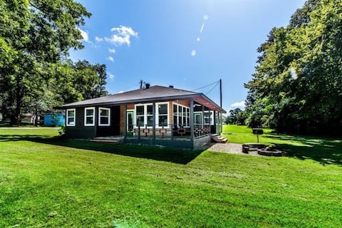 Relaxing 2-Bedroom home at the Lake