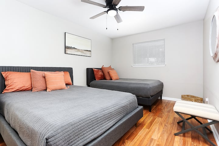 Pumzika na ujipumzishe kwenye chumba chetu cha kulala!