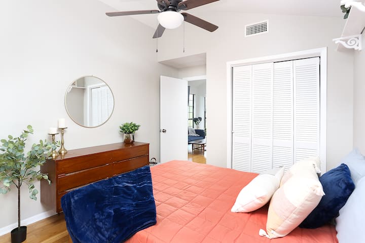 Chumba cha kulala kiko tayari kwa wewe kupumzika!
