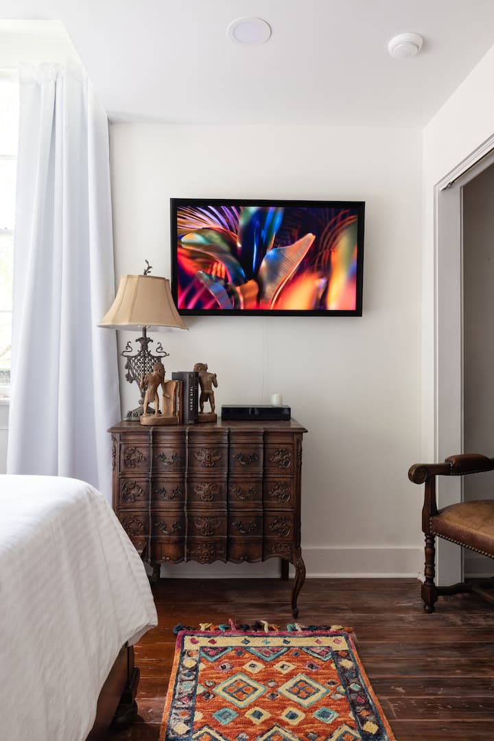 Das Kingsize-Zimmer. Beide Schlafzimmer haben einen Flachbild-Smart-TV - Zugang zu allen wichtigen Apps. Samsung Frame TV.  