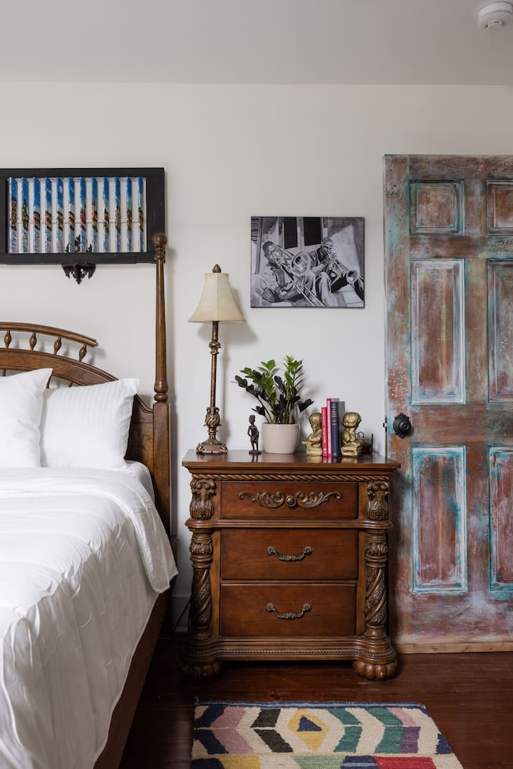 Herzlich willkommen im Queensize-Zimmer.  Gefüllt mit Licht, schöner Kunst, Flachbildfernseher und Ausblick auf den wunderschönen Hinterhofbereich.