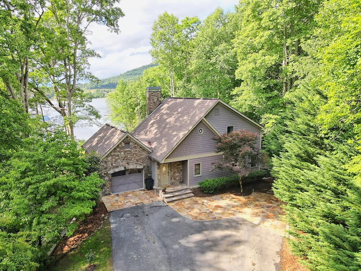 Lakefront sleeps 12, pet friendly & an EV charger Houses for Rent in