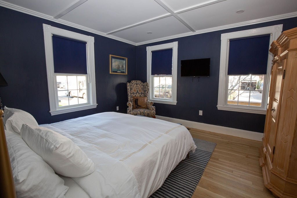 Low Tide King Bedroom with 32" smart Roku wall mounted television.  Black out blinds and egyptian cotton linens. 