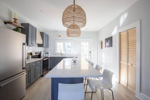 Coastal Guest House w/5 car Parking in Marblehead!
