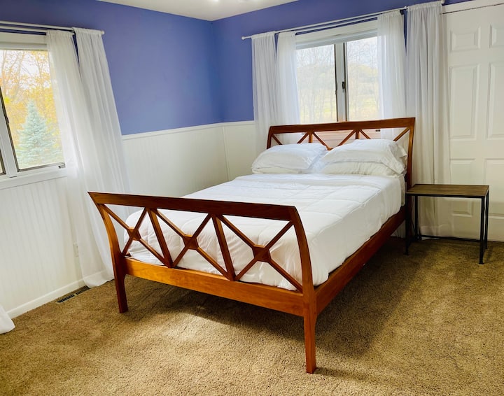 غرفة النوم  الثانية ؛ سرير بحجم وسط (الطابق العلوي)