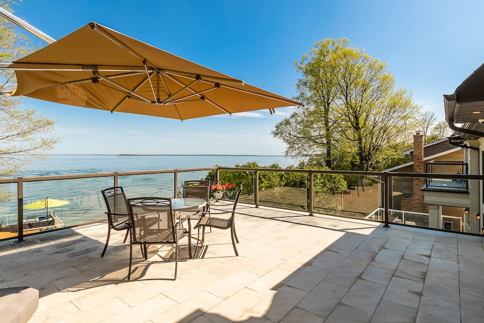 A waterfront house on Lake Simcoe, Innisfil, Ontario, Canada, photo 8 of 10