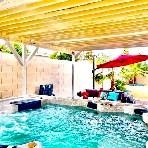 Strip view ,hot tub, BBQ , 8 minutes to strip gallery image 3