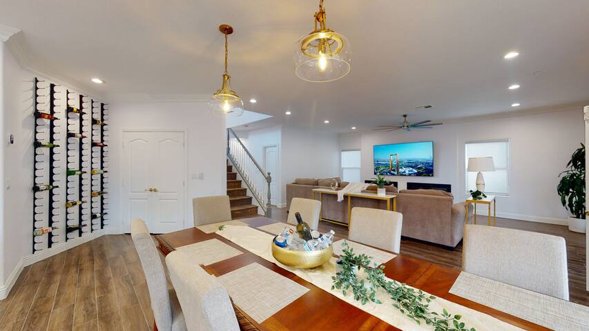 Strip view ,hot tub, BBQ , 8 minutes to strip gallery image 5