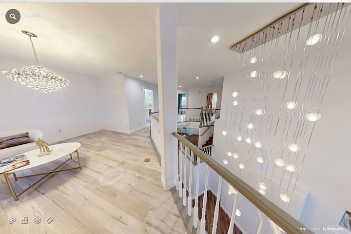 Strip view ,hot tub, BBQ , 8 minutes to strip gallery image 4