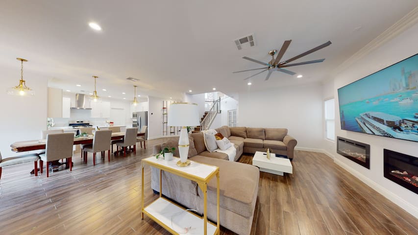 Strip view ,hot tub, BBQ , 8 minutes to strip