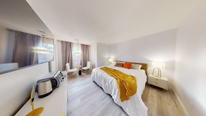 Cama tamaño king con modernas luces  románticas. Televisión LED de 55 pulgadas. Precioso. 
