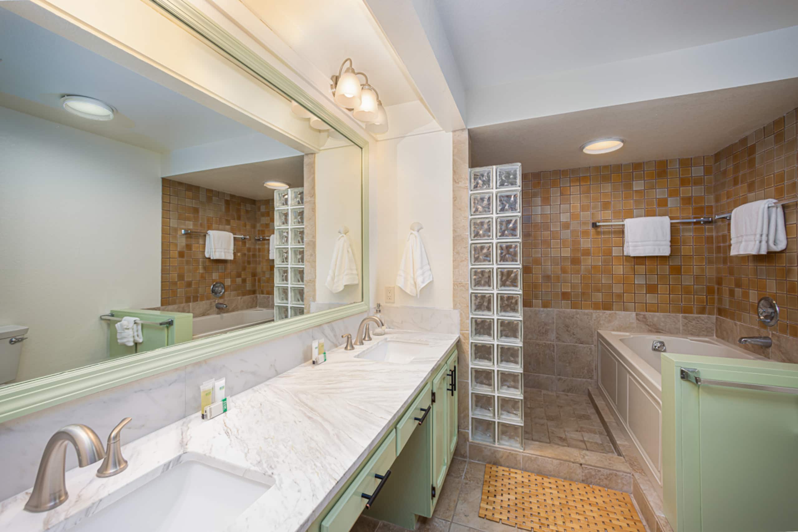 Condo in Kailua-Kona · ★4.87 · 3 bedrooms · 4 beds · 3 private baths - Image 17
