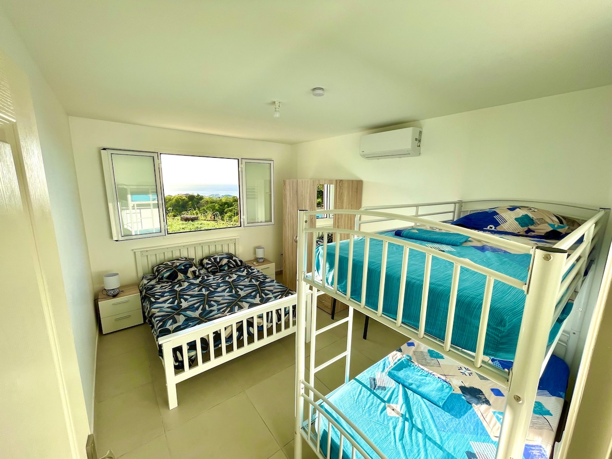 ห้องนอน 3 พร้อมเตียงขนาด 140 x 190 + เตียง 2 ชั้น 2 หลัง