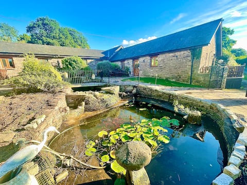 4 beautiful stone barns SlEEPS 17 People