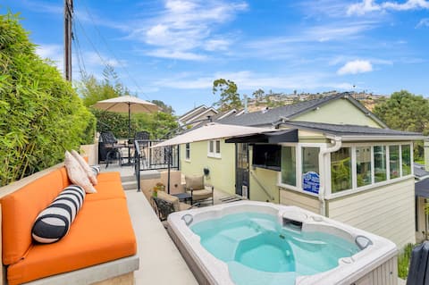 Vintage Beach bungalow- in town-walk everywhere!