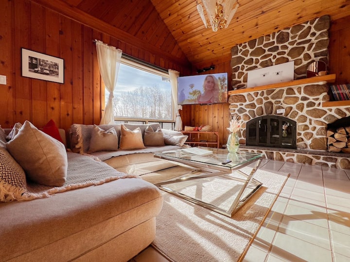 4 Brs Luxury St-Sauveur Chalet with Swim Spa - Chalets for Rent in ...