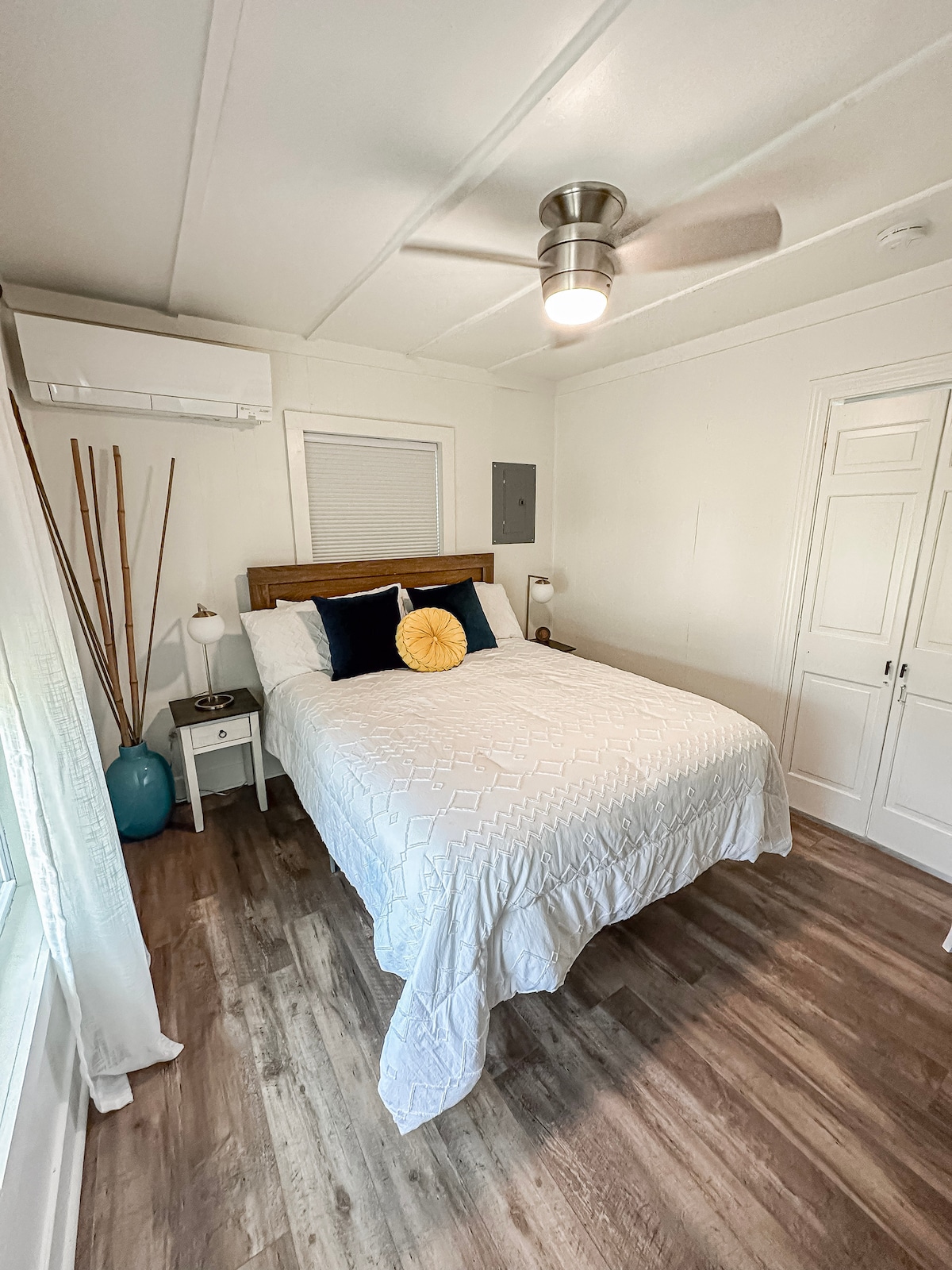 ห้องนอนควีนไซส์พร้อมผนังแยกต่างหากและพัดลมเพื่อการนอนหลับที่สะดวกสบายในทุกฤดูกาล!