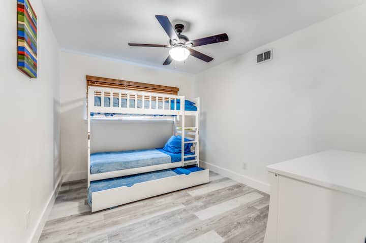 Chumba cha kulala kilicho na vitanda 3 vya kustarehesha vya vitanda viwili kwa namna ya kitanda cha ghorofa moja kilicho na trundle ya kuvuta. 