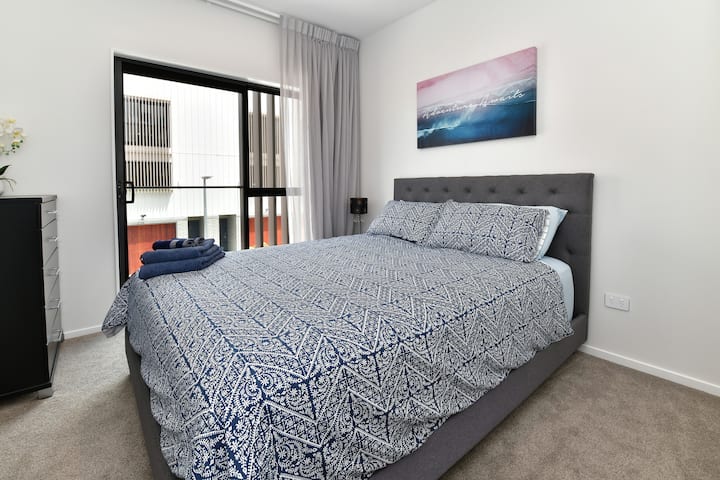 ห้องนอน 3 อยู่ชั้น 2 เตียงควีนไซส์พร้อมห้องน้ำในตัวและของใช้ในห้องน้ำ