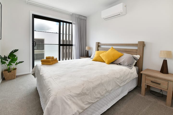 ห้องนอน 2 อยู่บนชั้น 3 ห้องนอนนี้มีห้องน้ำในตัวพร้อมเครื่องใช้ในการอาบน้ำ